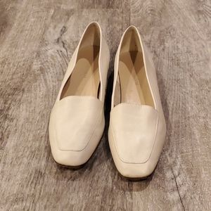 🌻Beautiful cream flats